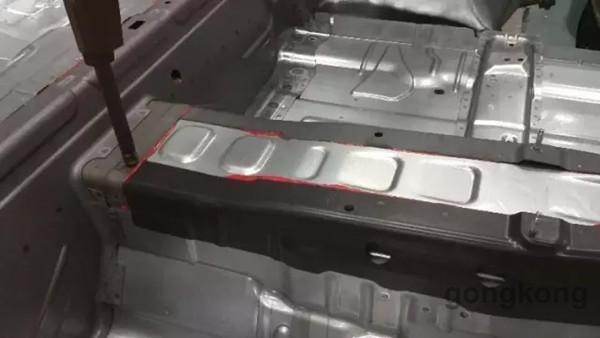 地板加強板使用了熱成型鋼板