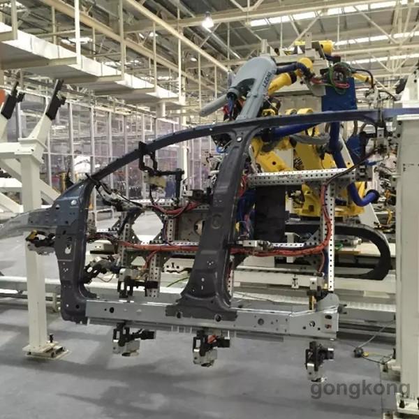 側圍的A/B 立柱加強版使用了熱成型鋼板